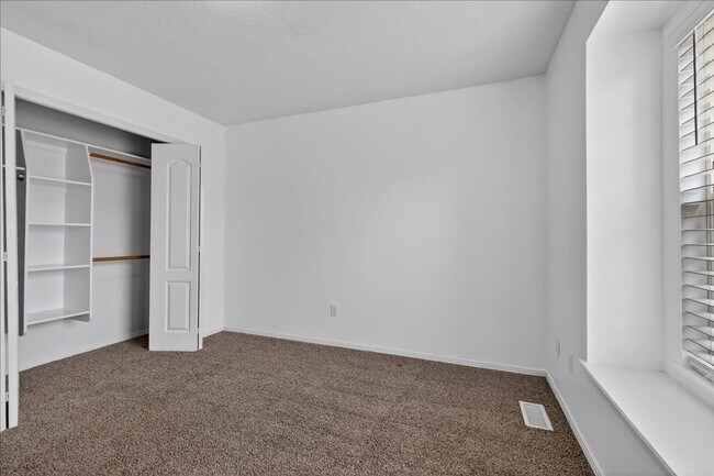 Building Photo - GREAT LOCATION - 3bd/2ba Home w/Room to Park Your Toys!