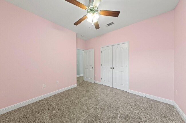 Building Photo - 208 Foxchase Way