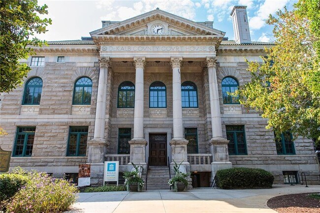 Building Photo - 408 Sycamore Dr