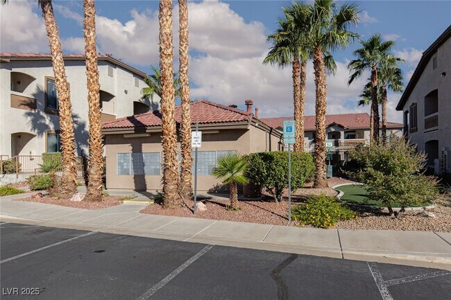 Building Photo - 2305 W Horizon Ridge Pkwy