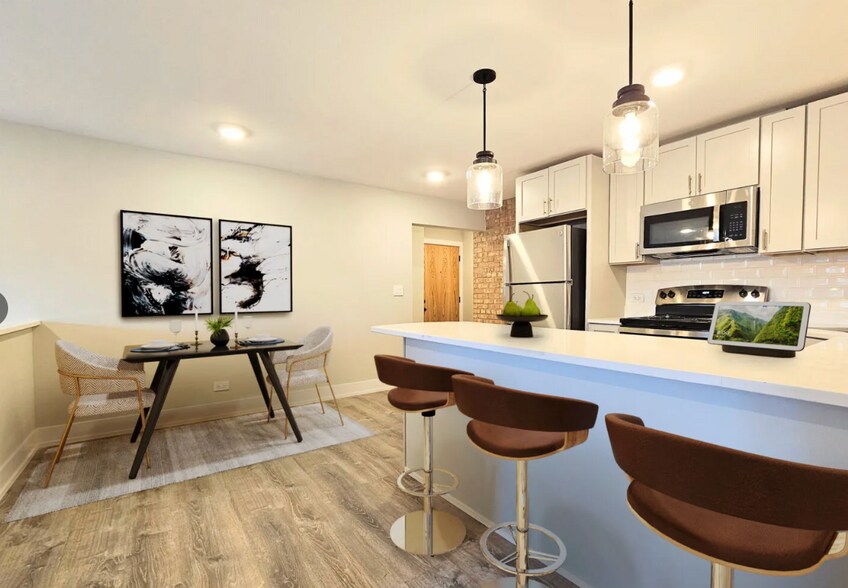 Building Photo - 1223 N La Salle Dr