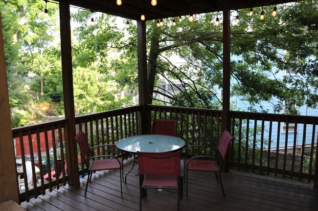 Building Photo - 320 Warren St