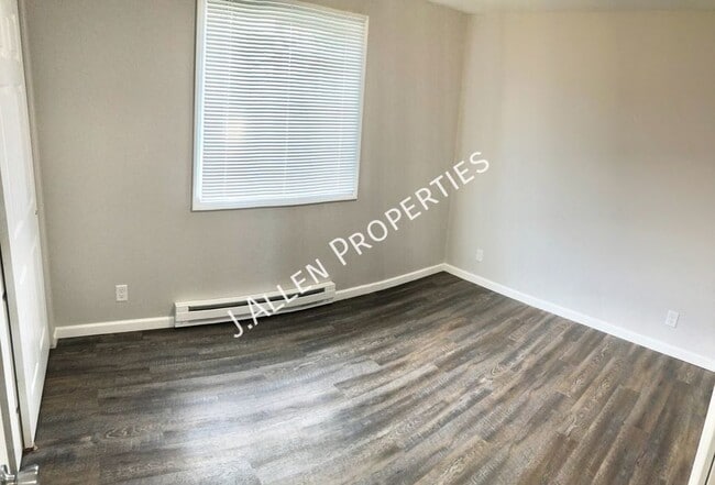 Building Photo - 1900 Parker Cir