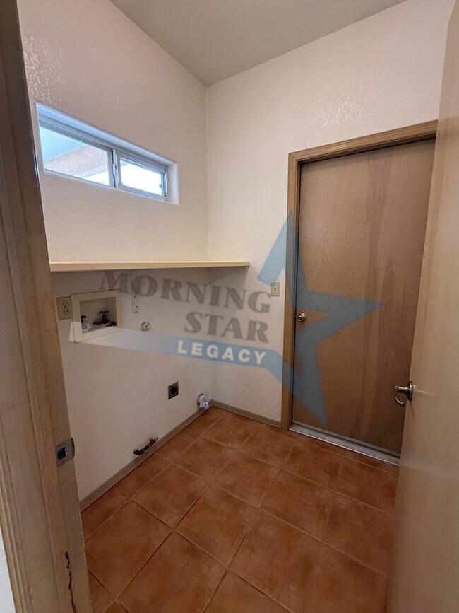 Building Photo - Cute Townhouse in Desirable Area- Close to...