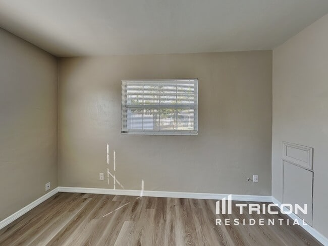 Building Photo - 833 43rd Ave NE