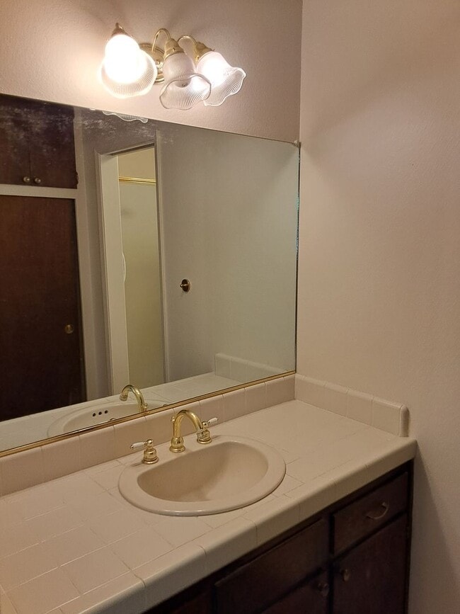 Building Photo - 3 bed/1.5 bath on large corner lot