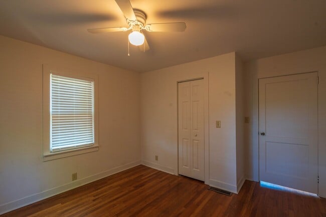 Building Photo - 3 bed and 1 bath farm house in Johnson City