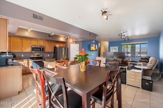 Building Photo - 3250 W Greenway Rd