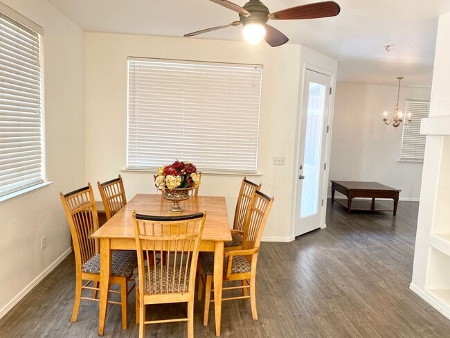 Building Photo - Spacious 4/2.5 off Fig Garden Loop