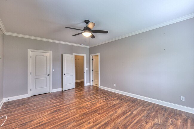 Building Photo - Stunning Executive Townhome in the Heart o...