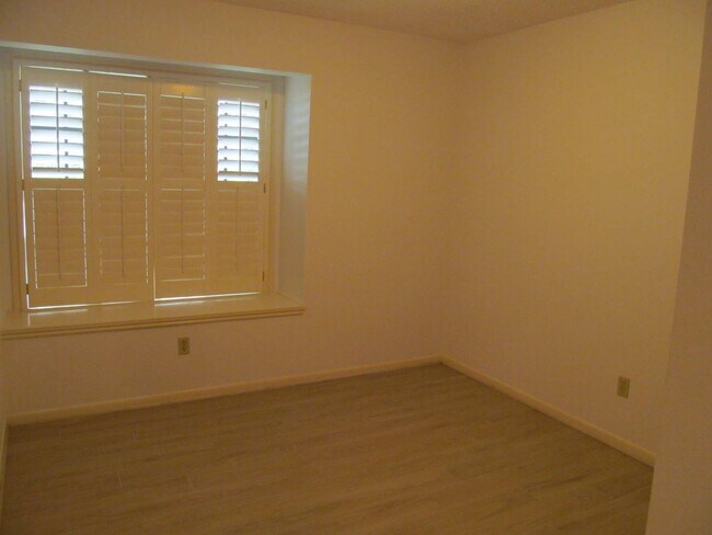 Building Photo - 2118 Hickory Lawn Dr