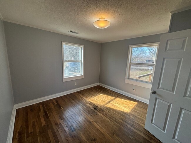 Building Photo - COMING SOON! SPACIOUS 2 BED HOUSE!