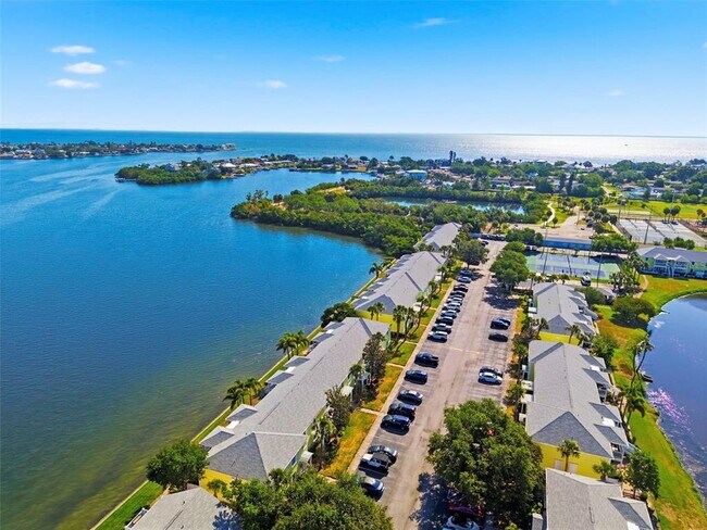 Building Photo - 201 Pompano Dr SE