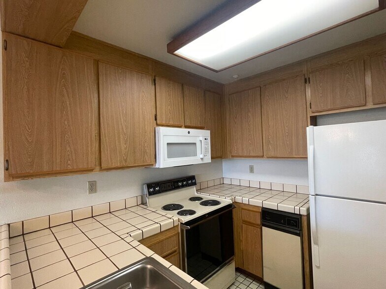 Building Photo - 1201 Alta Vista Ct