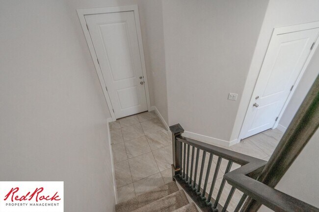 Building Photo - Gorgeous 3 Bedroom Townhome in Washington!