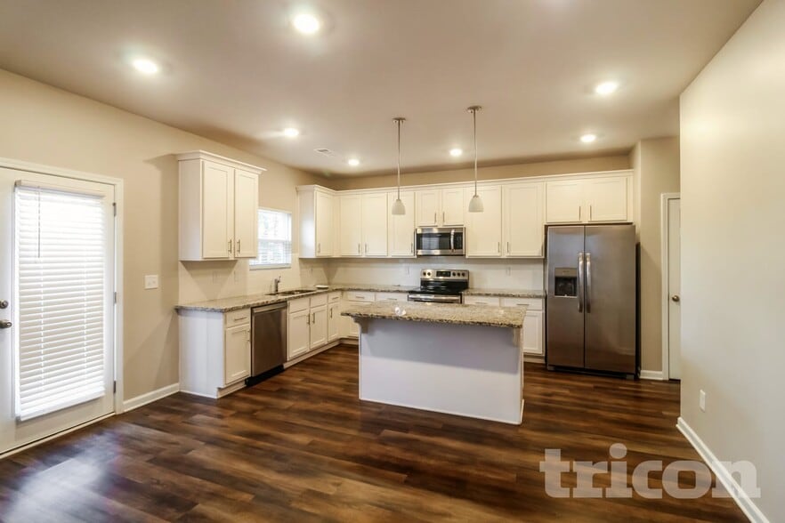 Building Photo - 2867 McKenzie Dr