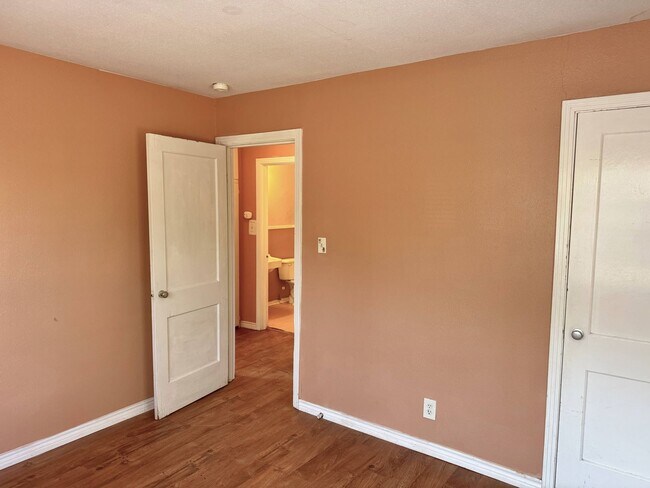 Building Photo - Affordable 2 Bed 1 Bath in Sunnyside Heights