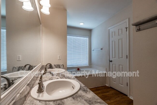Building Photo - 802 Amber Knoll