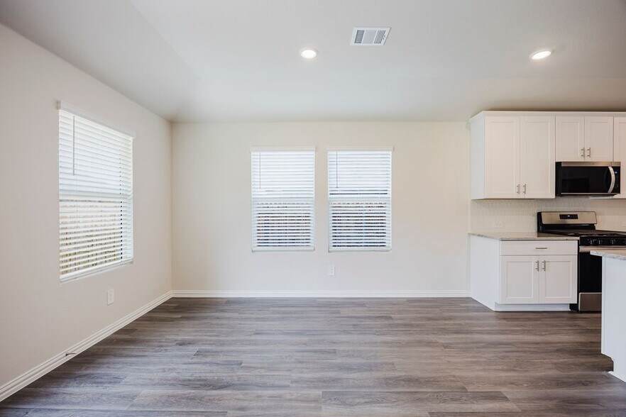 Building Photo - 2121 Gustavus Dr