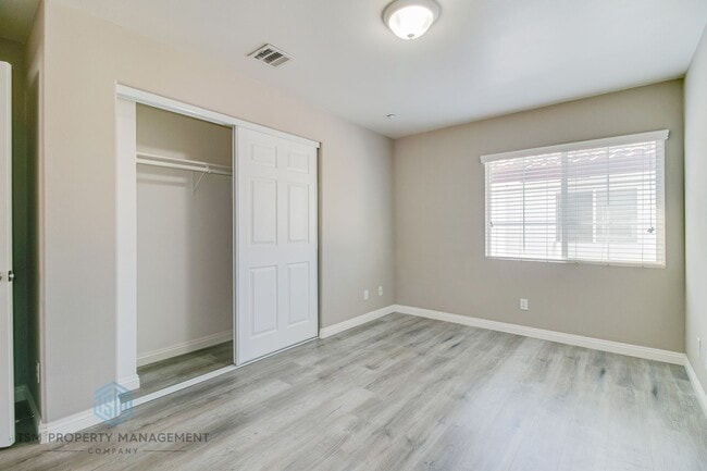 Building Photo - 2 Bed 2.5 Bath Townhouse in Prime Location of Amhambra