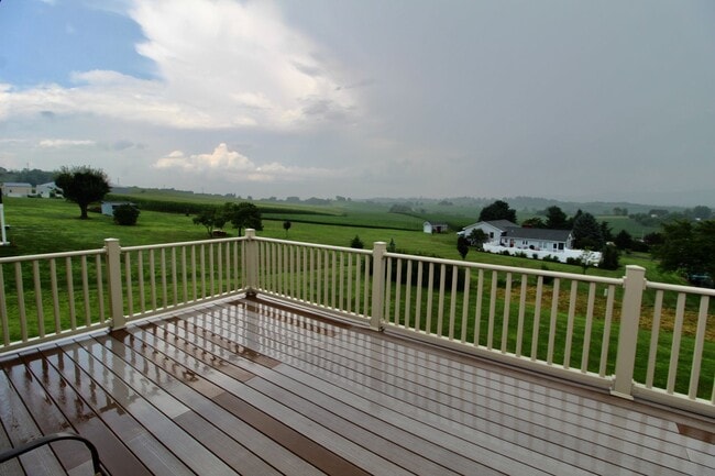 Building Photo - For Rent: Spacious Ranch-Style Home with S...
