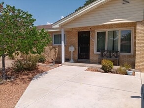 Building Photo - 2632 Valencia Dr NE