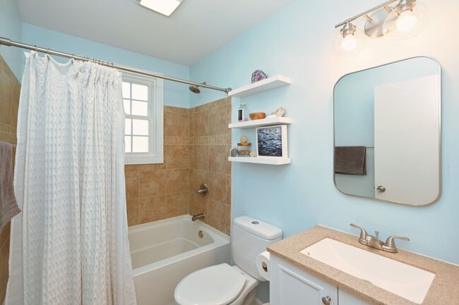 Building Photo - **FURNISHED ONE-SIDE-OF-A-DUPLEX HOME WITH BASEMENT STORAGE MINUTES FROM NASHVILLE WEST AND DOWNT...