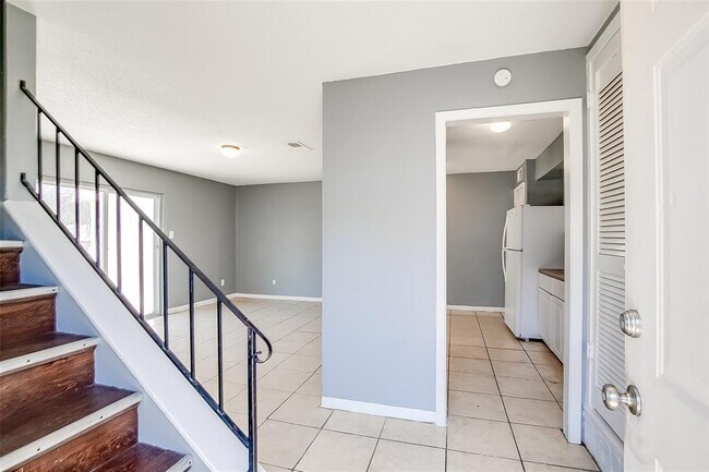 Building Photo - 2215 Mission Hill Dr