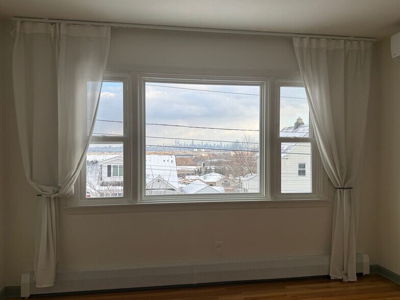 Building Photo - 724 6th St
