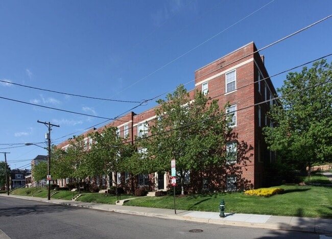 Building Photo - 621 Hamlin St NE