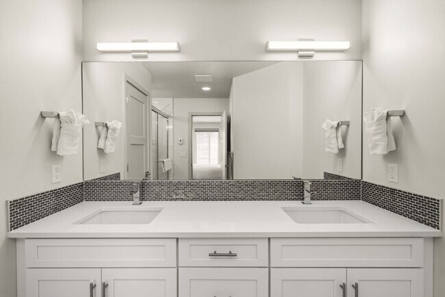 Building Photo - 5210b Brooklyn Ave NE