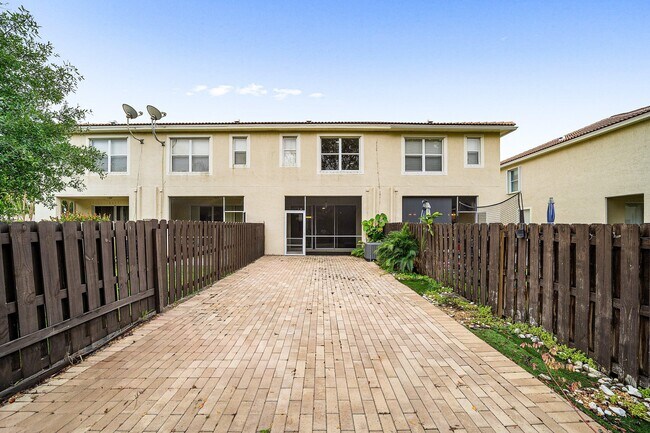 Building Photo - 9663 Lago Dr