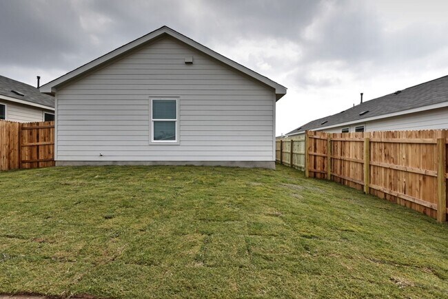 Building Photo - NEAR GOLF COURSE  |  3 BEDROOMS  |  2 BATH...