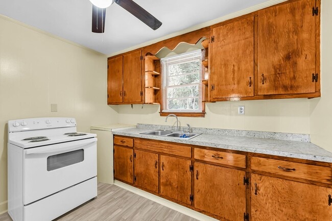 Building Photo - Quiet Coastal Home