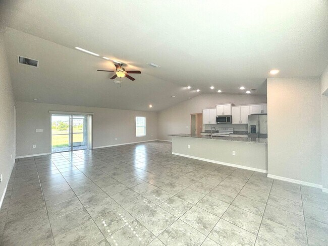 Building Photo - Spacious & Modern 3 Bed, 2 Bath in NW Cape...