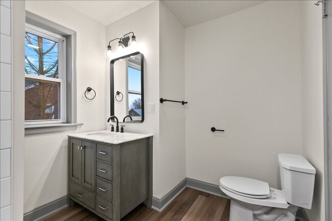 Building Photo - 584 W Main St