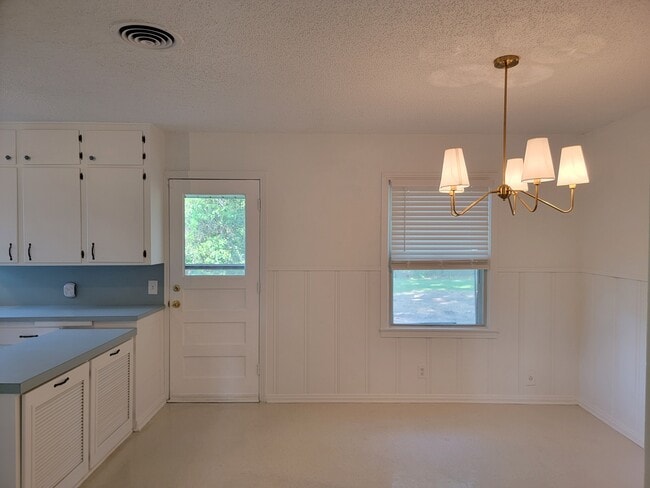 Building Photo - 2025 Mountainview Dr