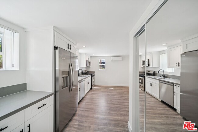 Building Photo - 1267 Vin Scully Ave