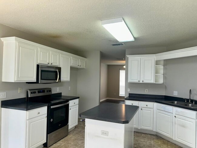 Building Photo - 218 Trish Dr