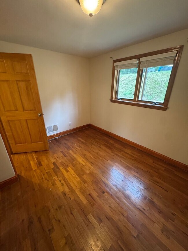Building Photo - Coraopolis - 3 Bedroom, 1 Bath - Charming ...