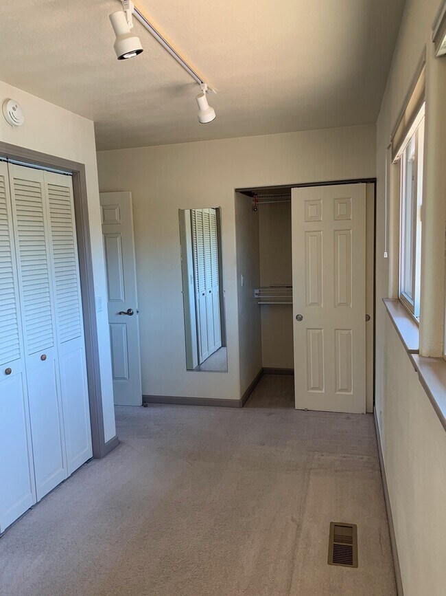 Building Photo - Secure your boat dock before summer!  Unfurnished 3 bed, 2 bath condo with marina and mountain vi...