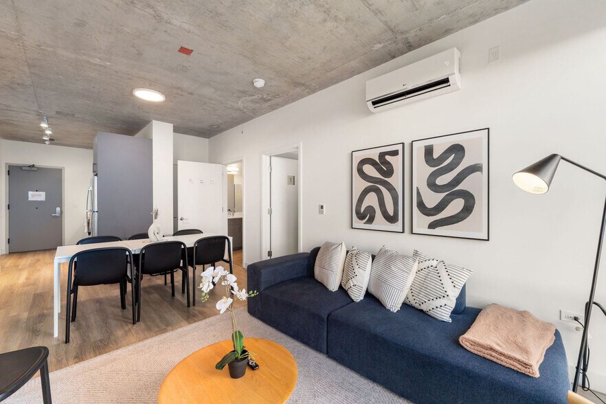 Building Photo - 853 W Blackhawk St