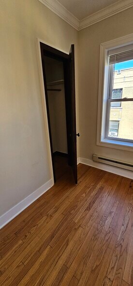 Building Photo - 3824 N Greenview Ave