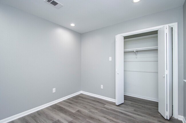 Building Photo - 20 Laver Cir