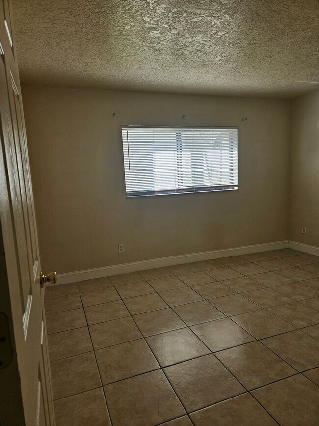 Building Photo - 1 BEDROOM 1 BATH NEWLY RENOVATED CONDO