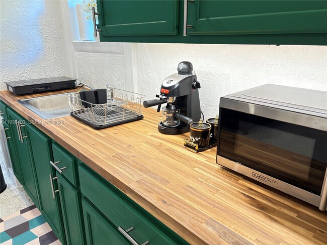 Building Photo - 1901 SW 9th St