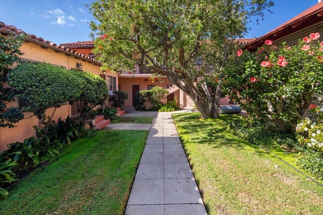 Primary Photo - 2 WEEKS FREE!!! Rare 1 Bedroom in a Fantas...