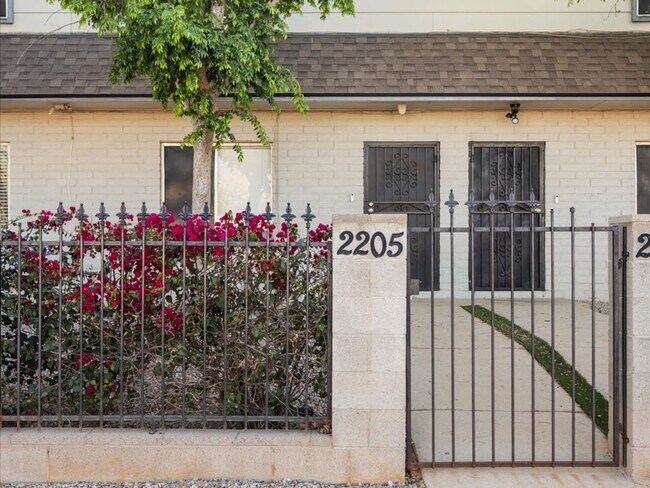 Building Photo - 2 Bedroom 1 Bathroom -ALL Brand New Appliances!