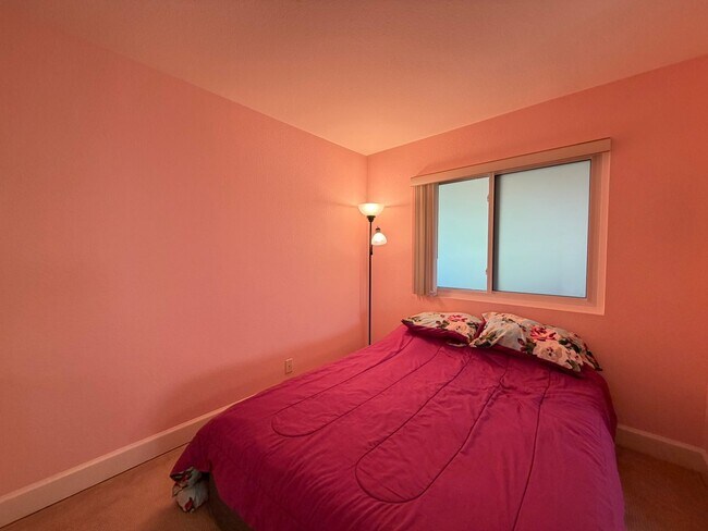 Building Photo - Large Studio in La Jolla / UTC area
