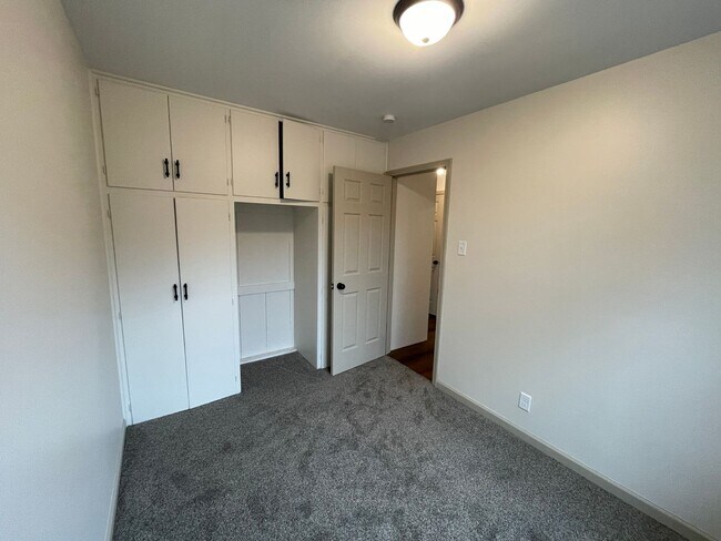 Building Photo - Update 3 Bed/1 Bath Home!